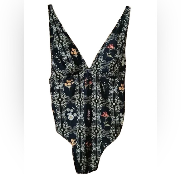AGUA BENDITA X TARGET
Dainty Floral Tile Print Cheeky One Piece Swimsuit Large - Picture 7 of 7